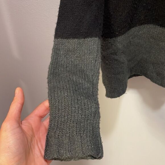 Vince woman’s black and grey two toned turtleneck wool sweater - Picture 5 of 10